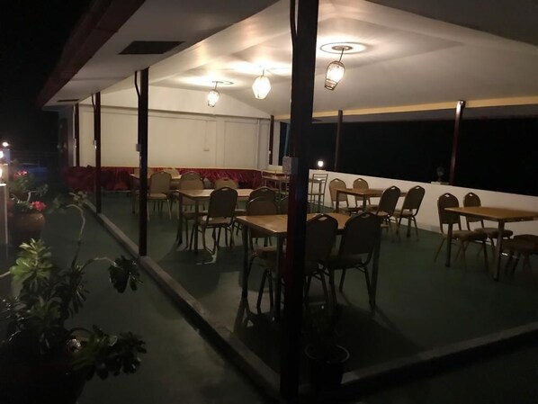 Ofereix vistes al jardí i s'hi serveixen sopars