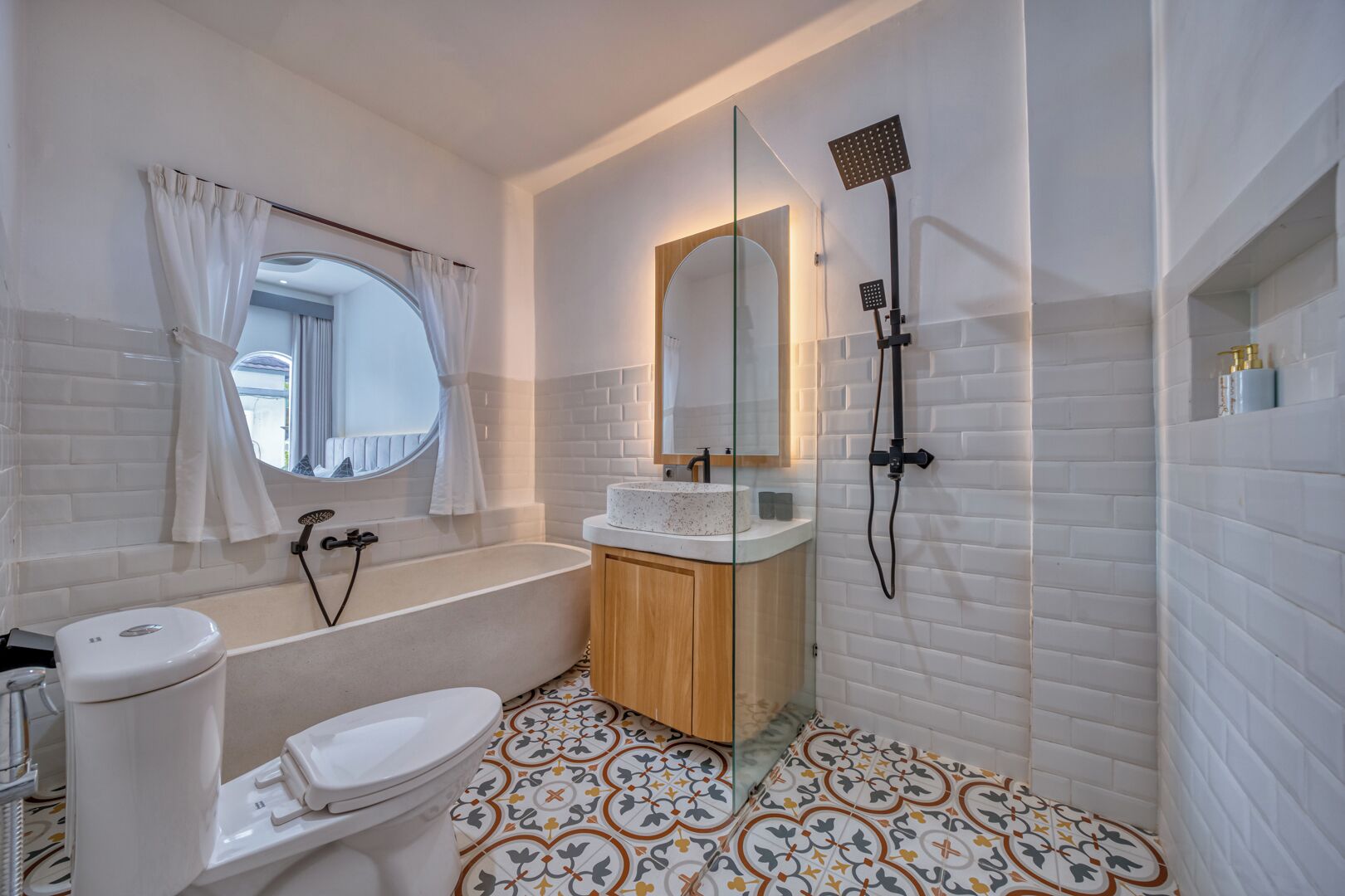 Ein modernes Badezimmer mit Badewanne, Toilette und Dusche.