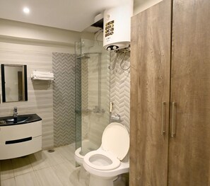 Executive Double Room | Bathroom | Towels - Empire Hotel (Islamabad)