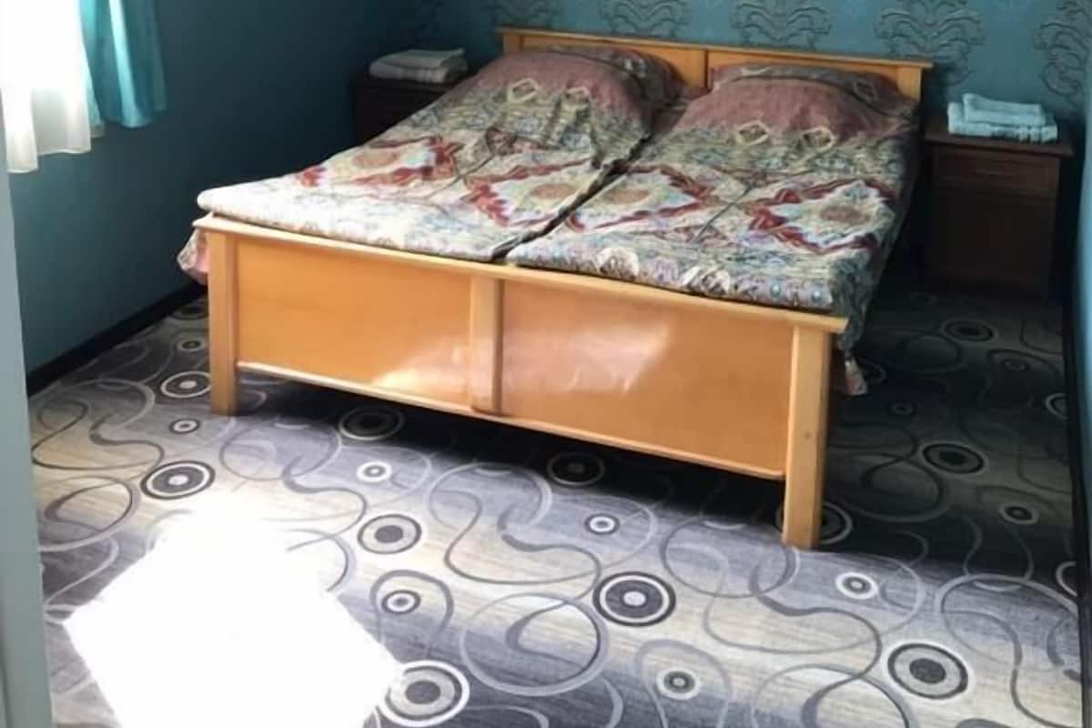 2 habitaciones, escritorio, tabla de planchar con plancha y wifi gratis
