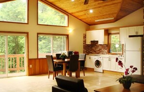 Room (1) | Living area | Flat-screen TV - Hue 700 (Pyeongchang)