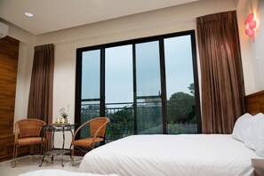 Rumah, 3 kamar tidur (C) | 3 kamar tidur, meja kerja, dan ruang kerja ramah laptop