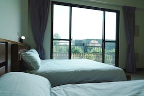 3 bedrooms, desk, laptop workspace, blackout curtains
