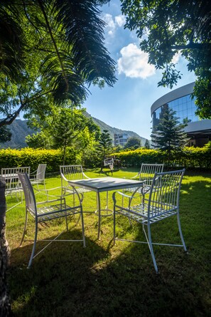 المنطقة المحيطة بالمنشأة