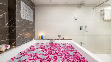 Shower, free toiletries, towels