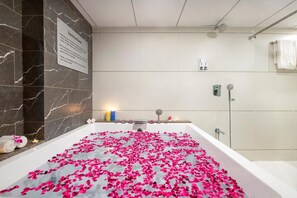 Shower, free toiletries, towels - SK Lords Eco Inn Ahmedabad (Ahmedabad)