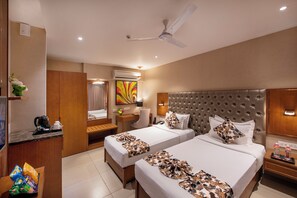 Minibar, in-room safe, desk, blackout curtains - SK Lords Eco Inn Ahmedabad (Ahmedabad)