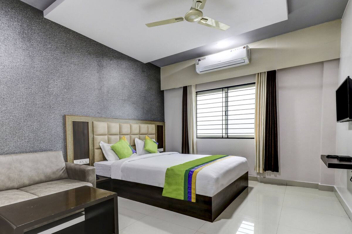 Desk, rollaway beds (surcharge), WiFi (free), bed sheets
