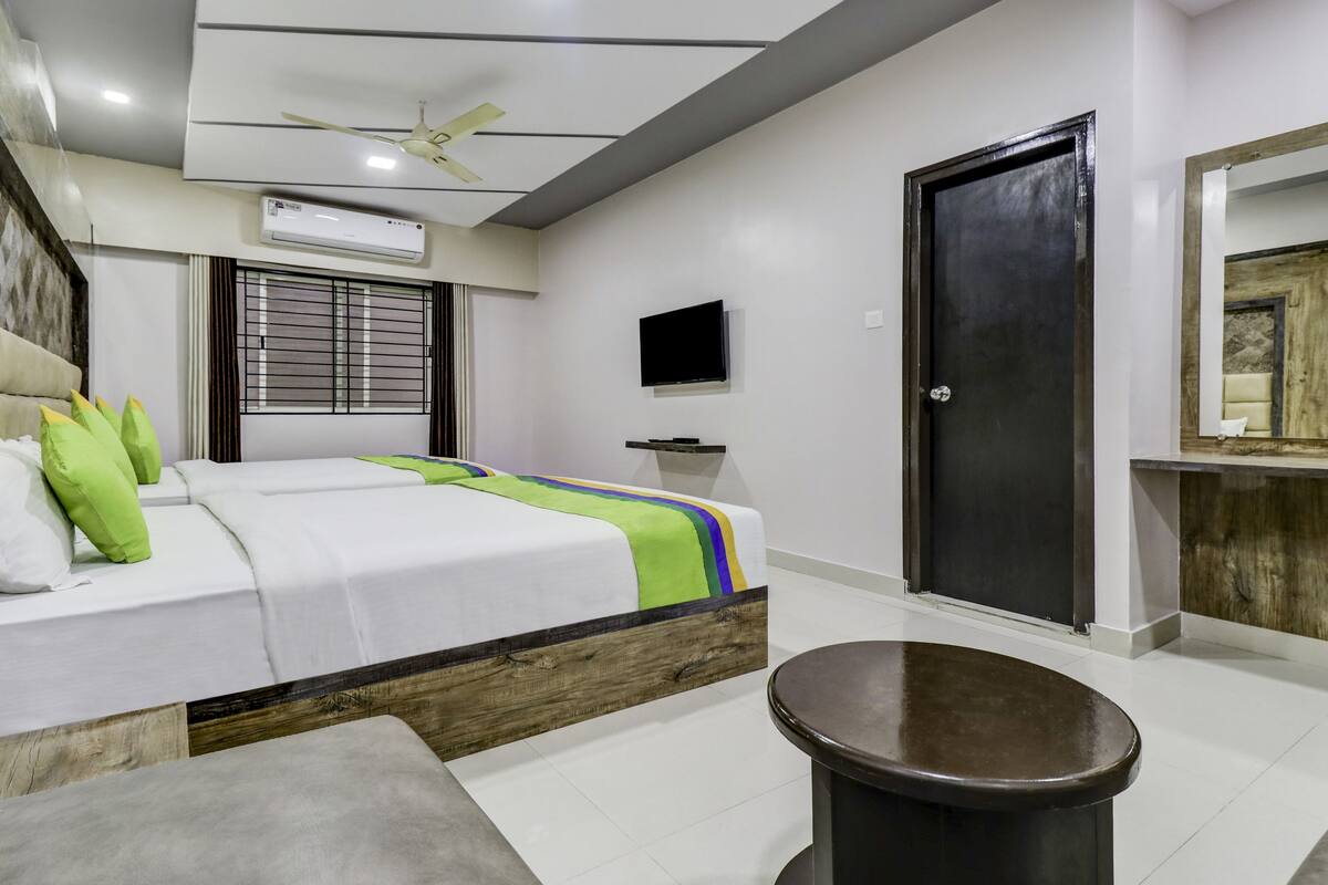 Deluxe Room | Desk, rollaway beds (surcharge), WiFi (free), bed sheets
