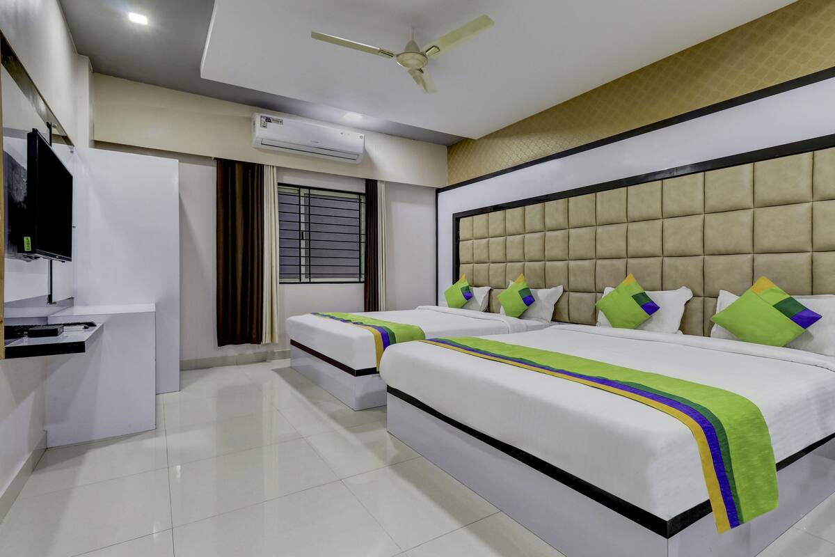 Premium Room With Mini Fridge | Desk, rollaway beds (surcharge), WiFi (free), bed sheets