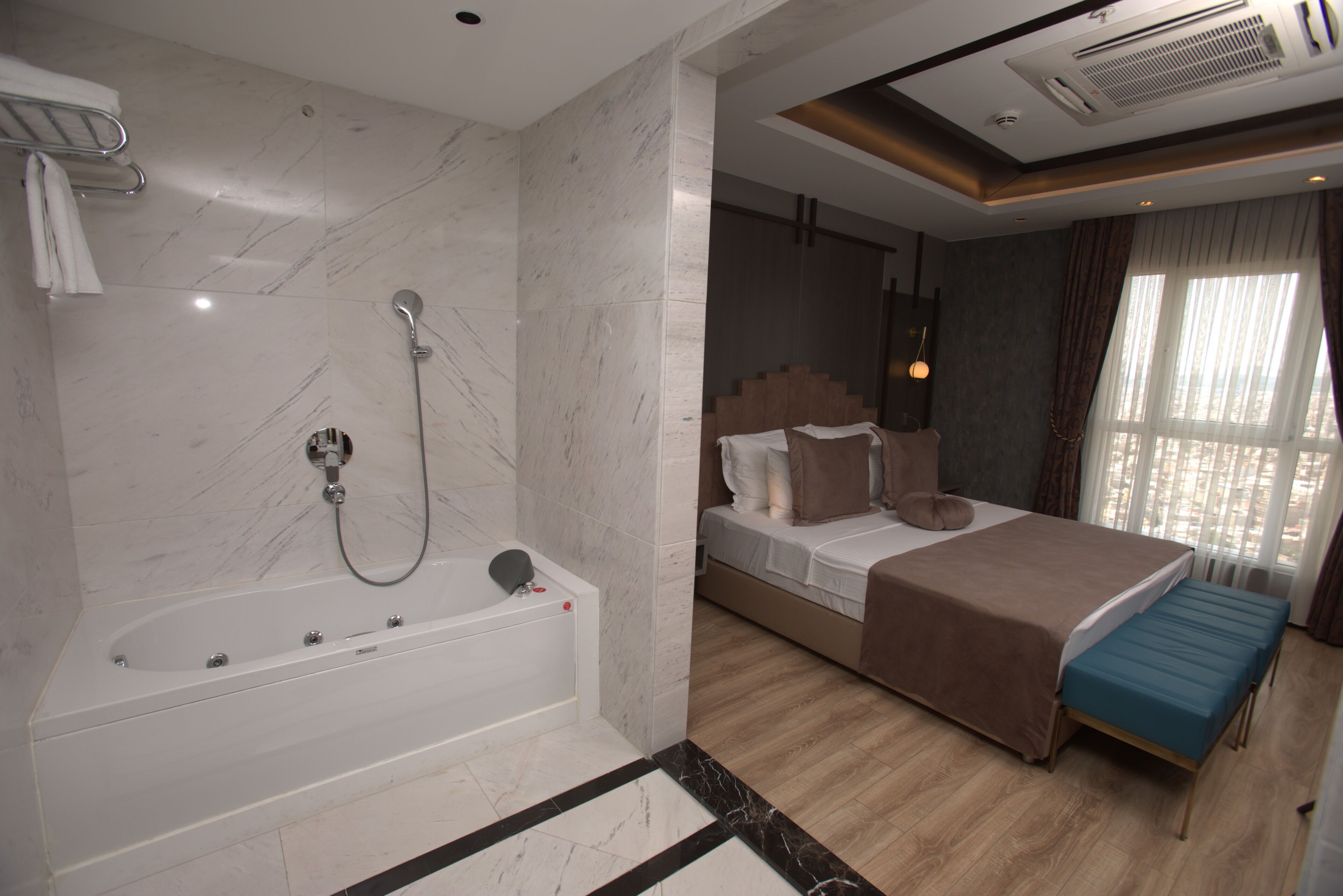 suite | minibar, soundproofing, free wifi, bed sheets