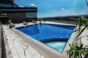 Seasonal outdoor pool, open 10:00 AM to 5:00 PM, pool umbrellas - The Green Park Gaziantep (Gaziantep)