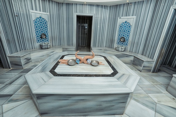 Salas de tratamiento para parejas, un sauna, baño turco, masajes suecos