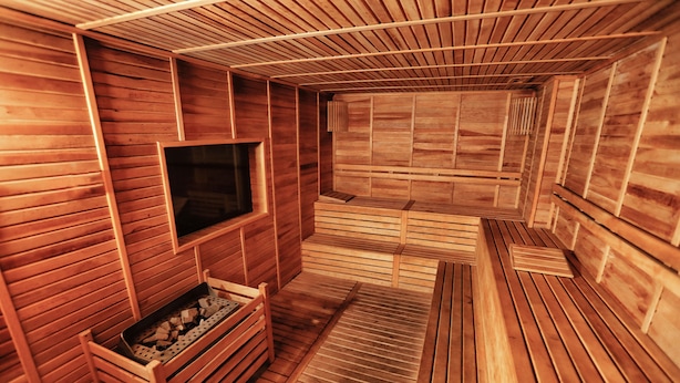 Eine Sauna mit Holzwänden und -bänken.