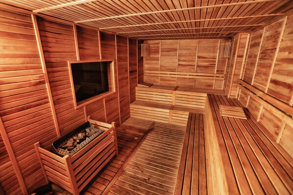 Couples treatment room(s), sauna, steam room, Swedish massages