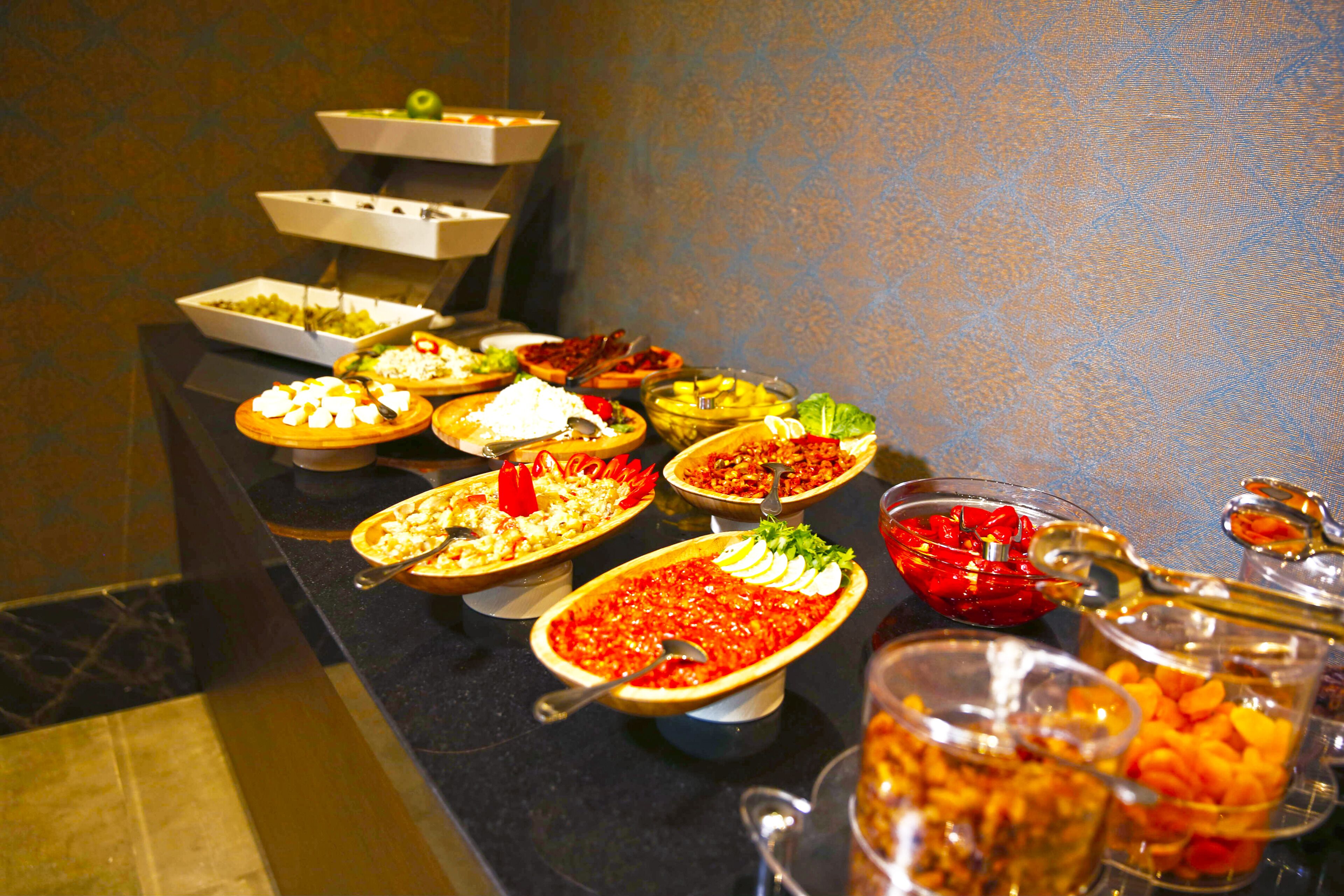 Een buffet met diverse gerechten en toevoegingen.