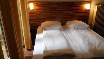 Muebles diferentes, espacio para trabajar con laptop y cunas gratuitas