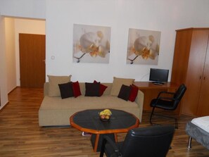Studio (3 Adults) | Wohnbereich | Fernseher