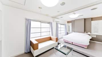 Espacio para trabajar con laptop y cortinas blackout