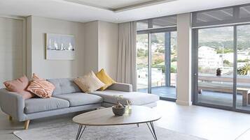 Apartamento, 2 quartos | Sala de estar | TV