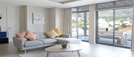 Appartement, 2 chambres | Salle de séjour | Télévision