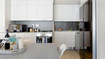 Apartamento, 2 quartos | Cozinha privada | Geladeira grande, micro-ondas, fogão, cooktop