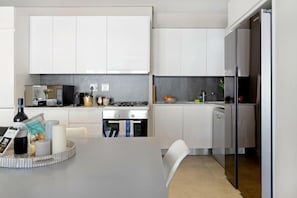 Apartamento, 2 quartos | Cozinha privada | Geladeira grande, micro-ondas, fogão, cooktop