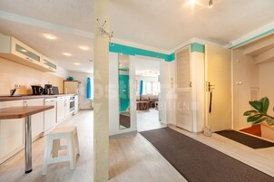 Eine moderne Wohnung mit Küche, Wohnbereich und einer Treppe zu einem Schlafloft.