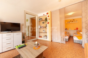 Apartment, 1 Schlafzimmer | Wohnzimmer | 43-Zoll-Flachbildfernseher mit Kabelempfang, Fernseher, DVD-Player