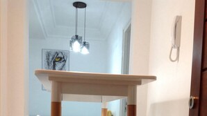 Ein Essbereich mit einem Holztisch und vier Stühlen.