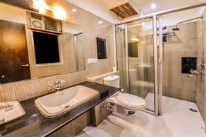 Shower, free toiletries, towels