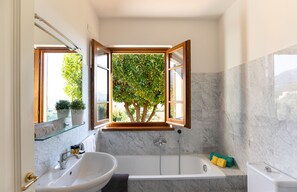 Villa, 4 Schlafzimmer (Villa Miramare) | Badezimmer | Handtücher, Seife, Shampoo, Toilettenpapier