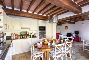Villa, 4 camere da letto (Villa Miramare) | Cucina privata | Frigorifero con congelatore, piano cottura, macchina per tè/caffè