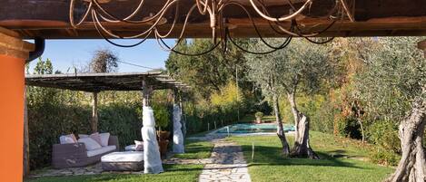 Hồ bơi ngoài trời phục vụ theo mùa, ghế dài tắm nắng