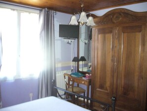 Superior Double Room, Bathtub