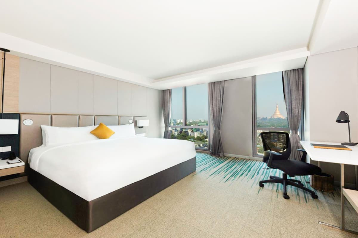 Deluxe King Room with Pagoda View | Minibar, safe på rommet, skrivebord og blendingsgardiner