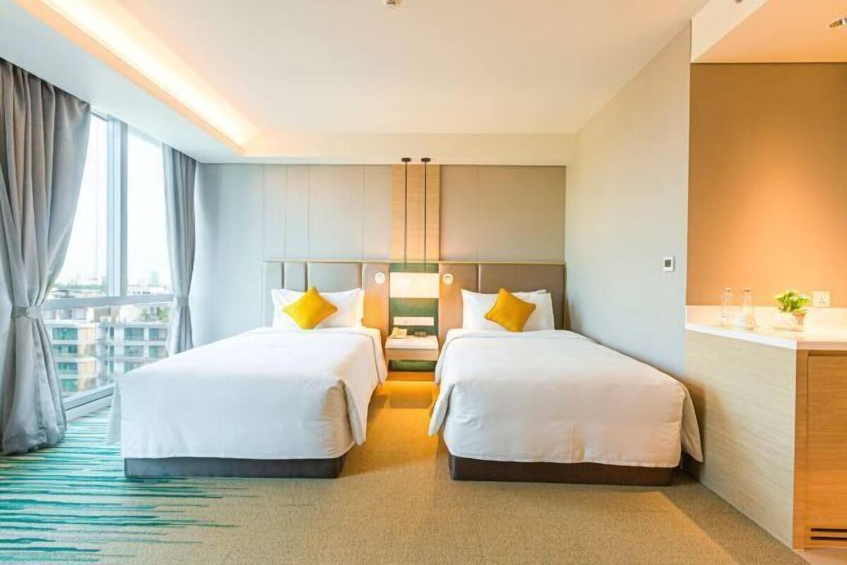 Minibar, safe på rommet, skrivebord og blendingsgardiner