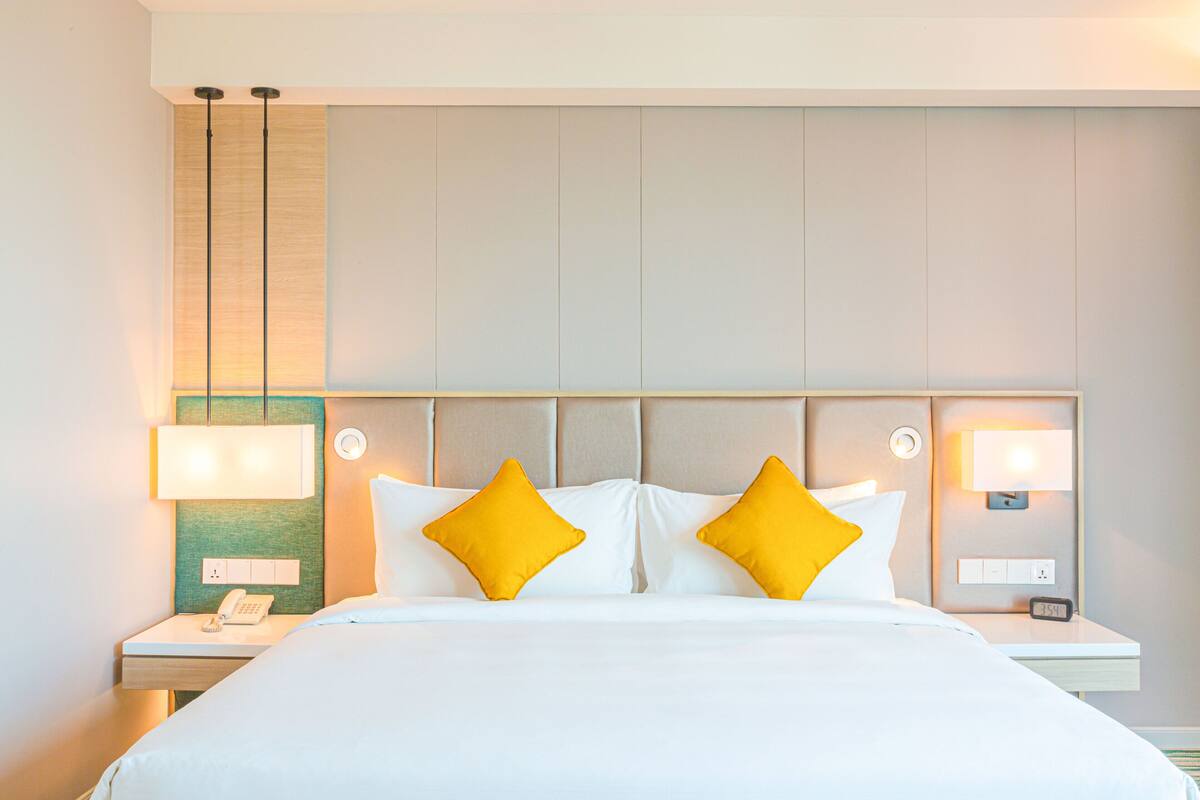 Superior King Room with City View | Minibar, safe på rommet, skrivebord og blendingsgardiner