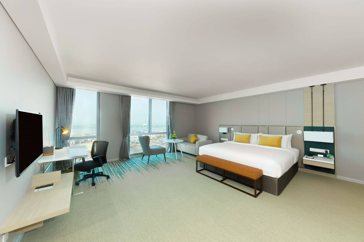 Deluxe King Room with River View | Minibar, safe på rommet, skrivebord og blendingsgardiner