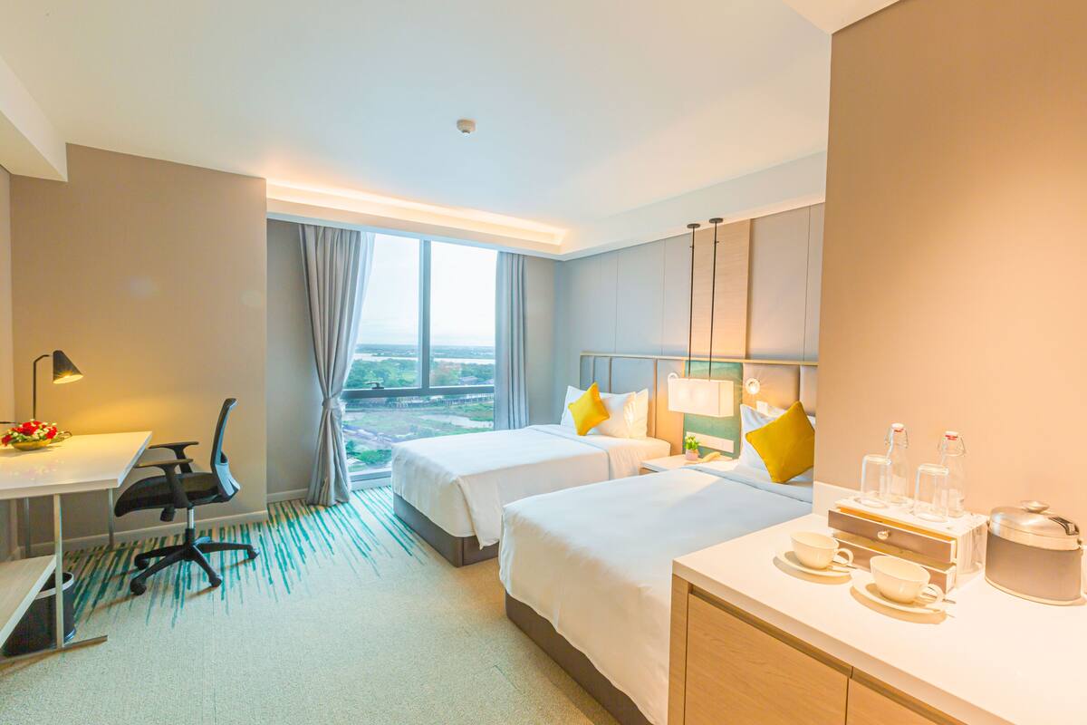 Superior Twin Room with City View | Minibar, safe på rommet, skrivebord og blendingsgardiner