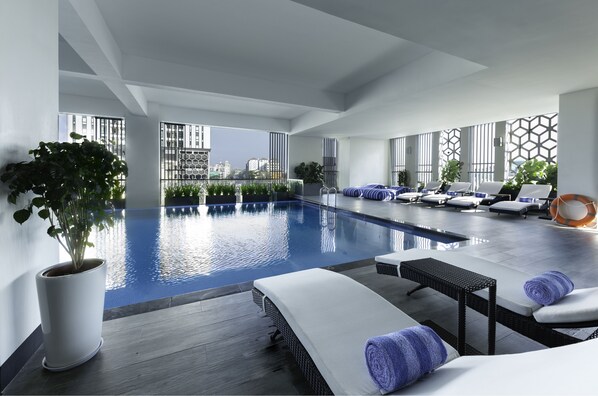 Piscine couverte, chaises longues