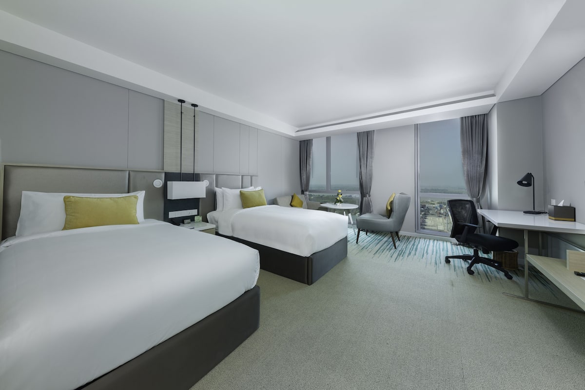 Deluxe Twin Room with River View | Minibar, safe på rommet, skrivebord og blendingsgardiner