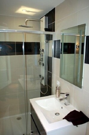 Quarto casal | Banheiro | Chuveiro, produtos de toalete grátis, secador de cabelo