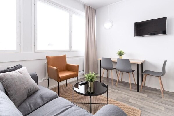 Departamento, 1 habitación | Sala de estar | Televisión de pantalla plana 
