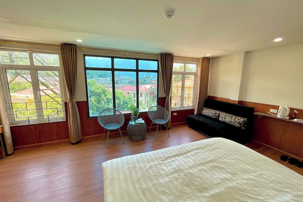 Phòng đôi Deluxe | Khu vực làm việc phù hợp cho laptop, màn/rèm cản sáng