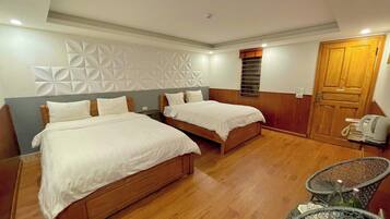 Espacio para trabajar con laptop, cortinas blackout y wifi gratis