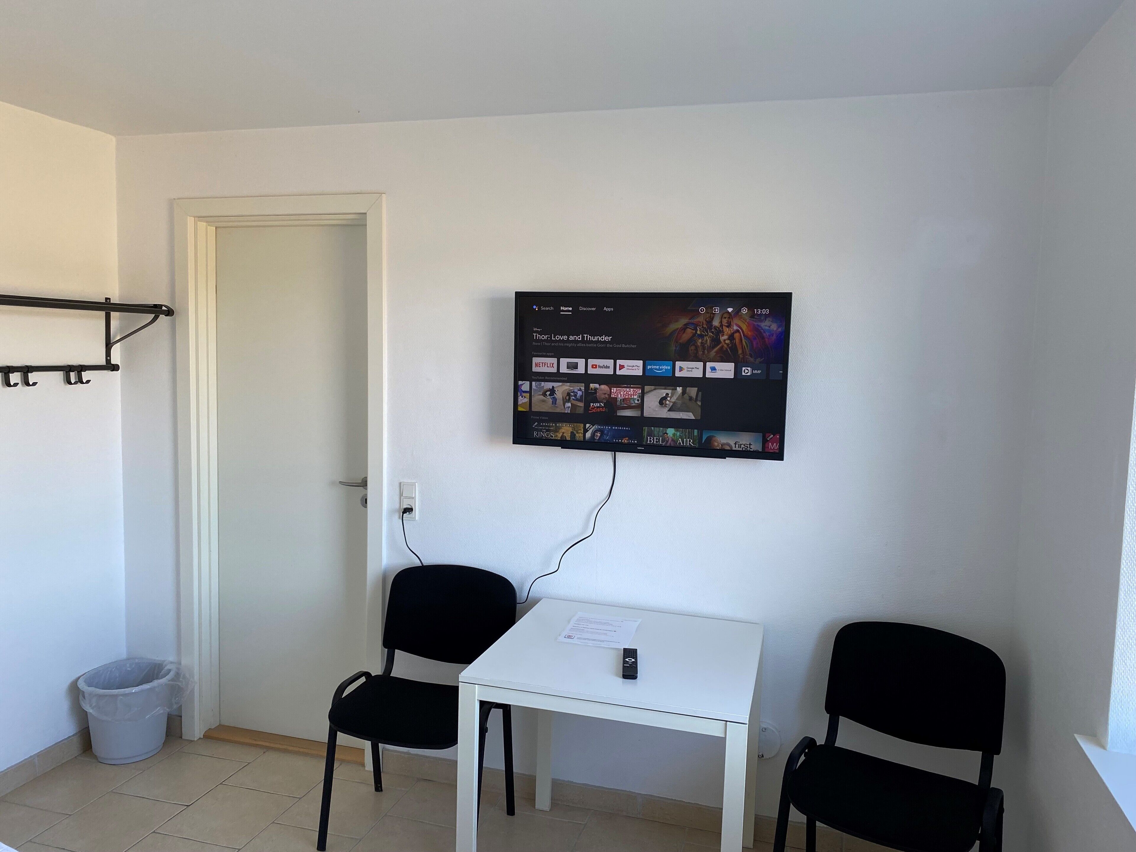 standard double room, ensuite (incl. towels/linen) | television