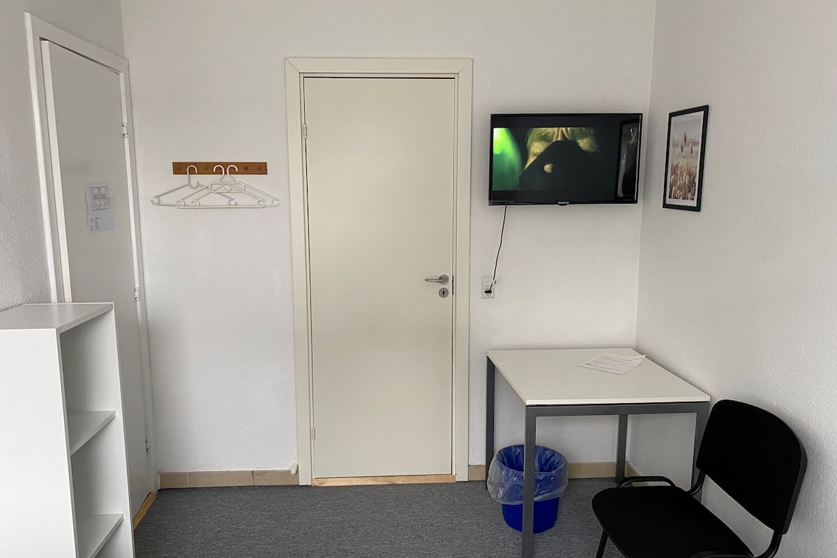 standard twin room, ensuite (incl. towels/linen) | television