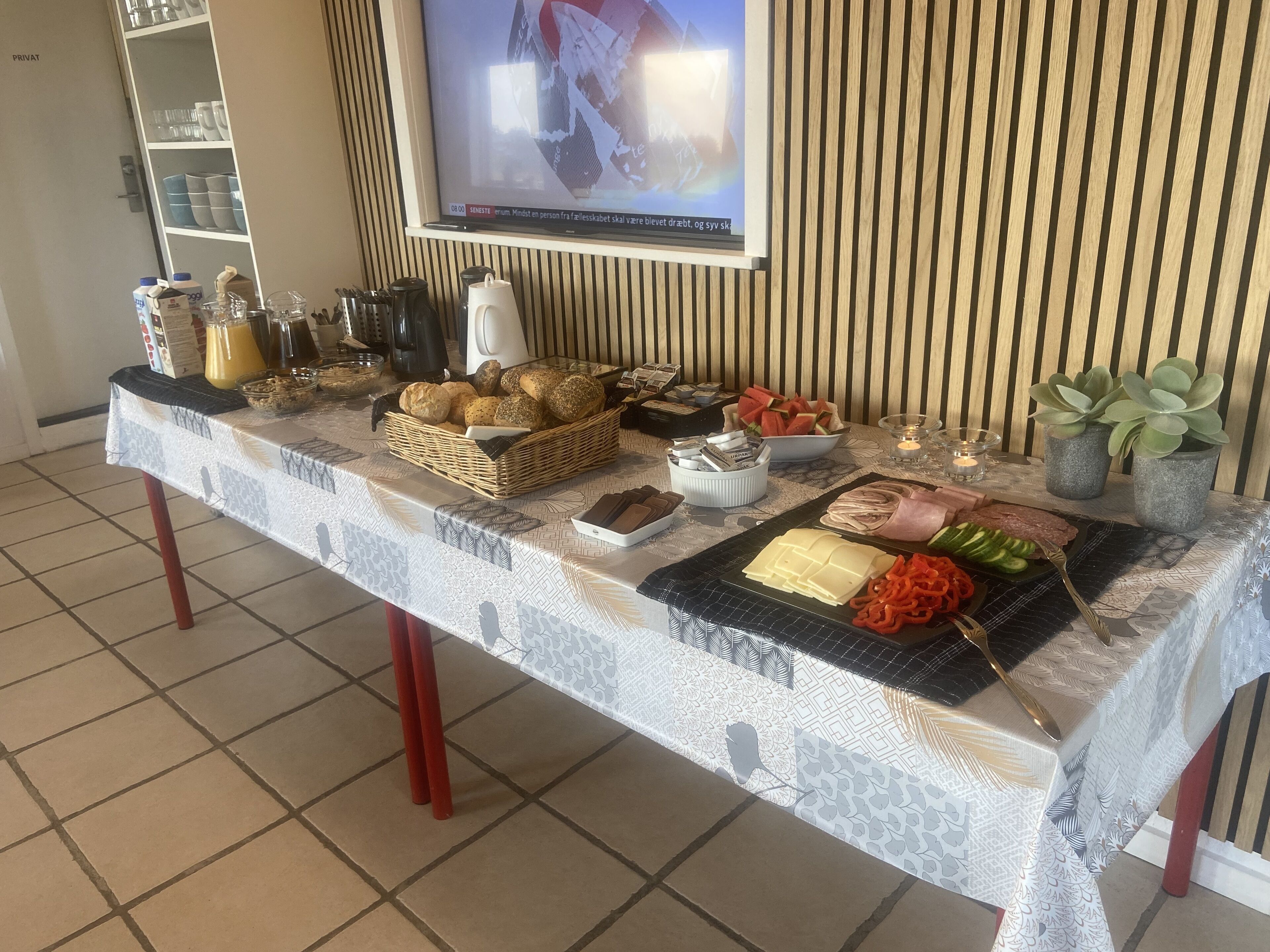 daily buffet breakfast (dkk 75 per person)