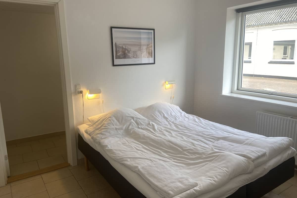 standard double room, ensuite (incl. towels/linen) | free wifi, bed sheets
